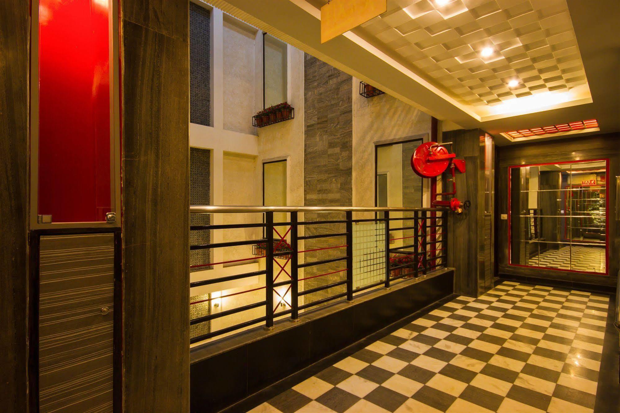 Hotel Suncourt Corporate New Delhi Extérieur photo