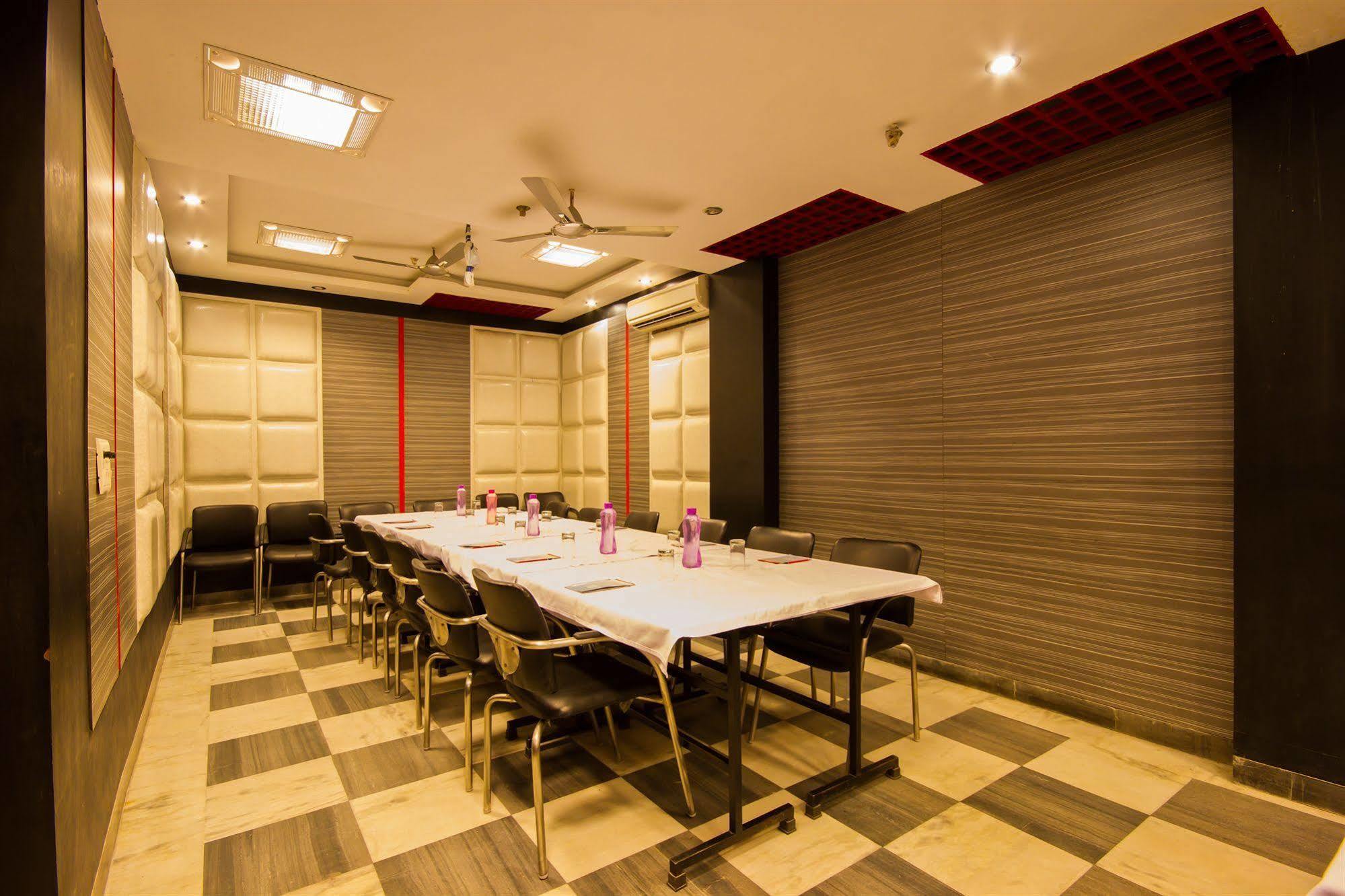 Hotel Suncourt Corporate New Delhi Extérieur photo