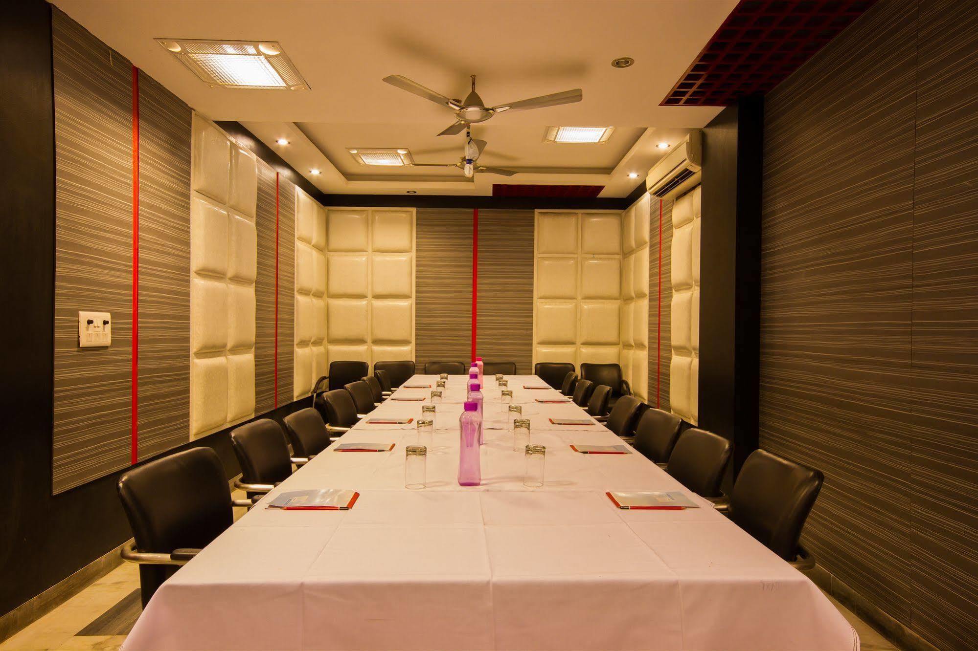 Hotel Suncourt Corporate New Delhi Extérieur photo
